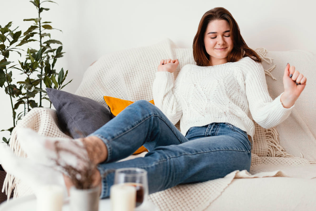 salonunda ayaklarını uzatıp dinlenen genç kadın