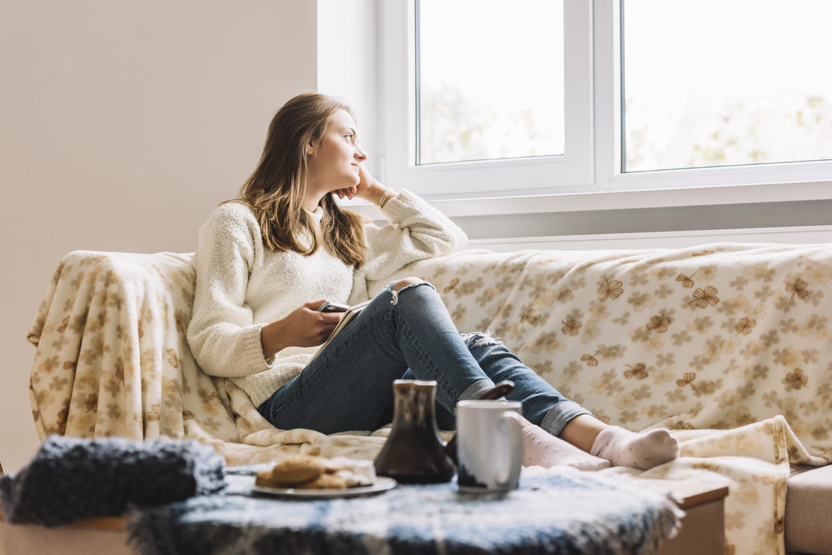 kanepede dinlenerek zaman geçiren kadın