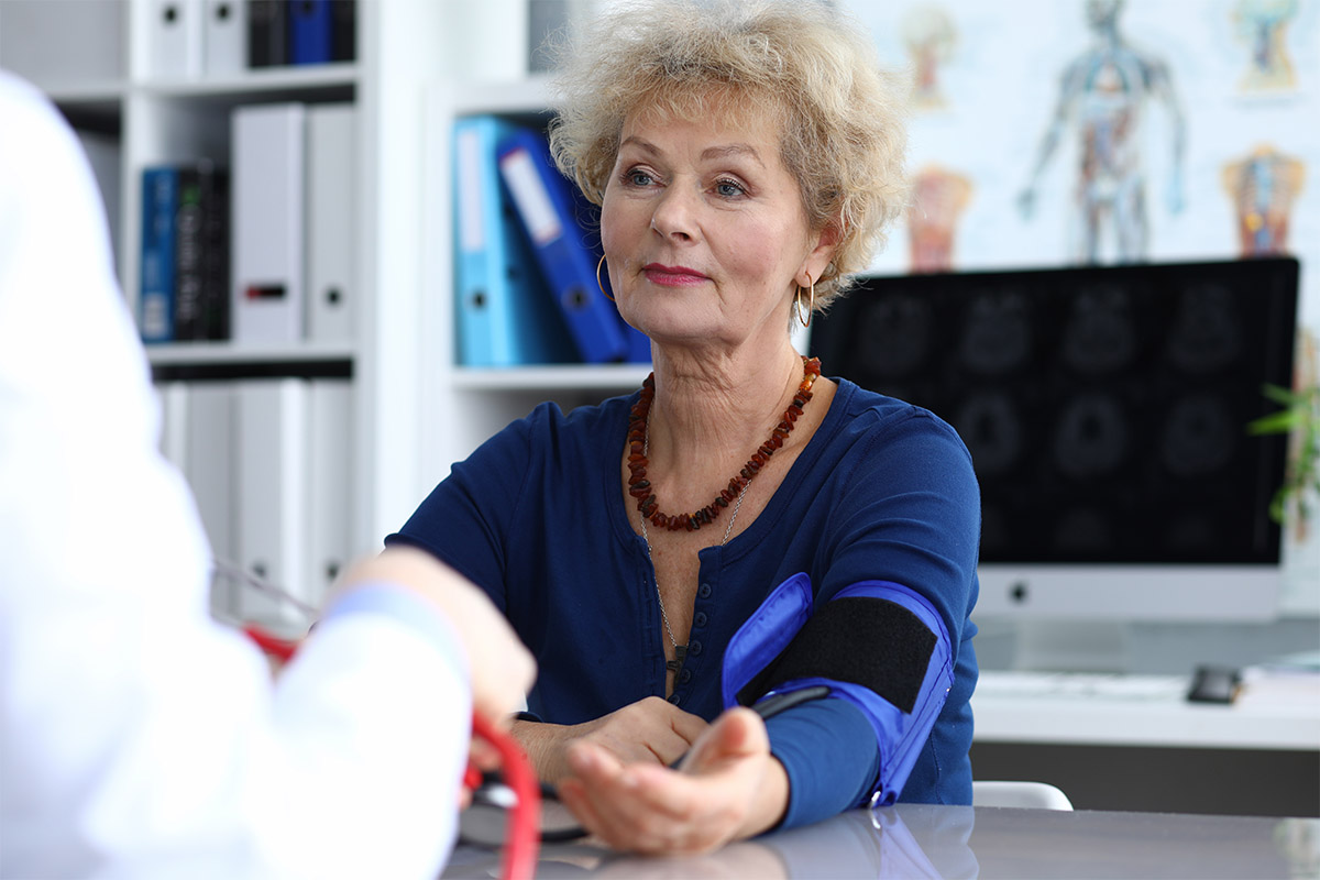 sağlık muayenesi yaptıran kadın