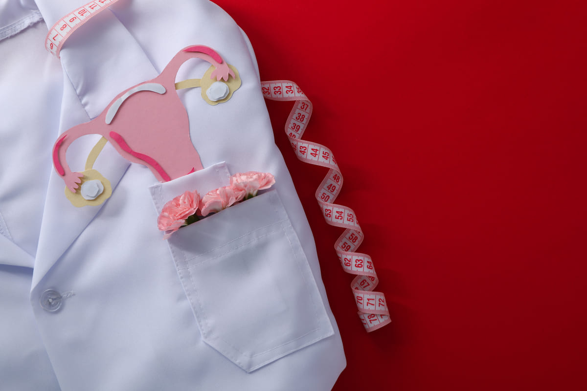 rahim duvarı kalınlığı ölçümünü yapan hekim