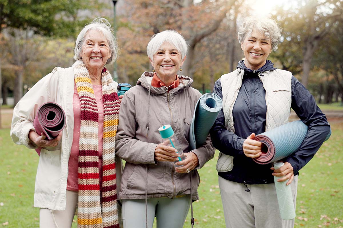 spor yapmak için parkta bulunan üç kadın