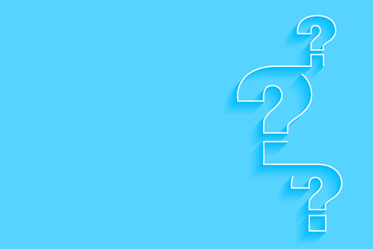 mavi zemin üzerinde soru işaretleri olan illüstrasyon